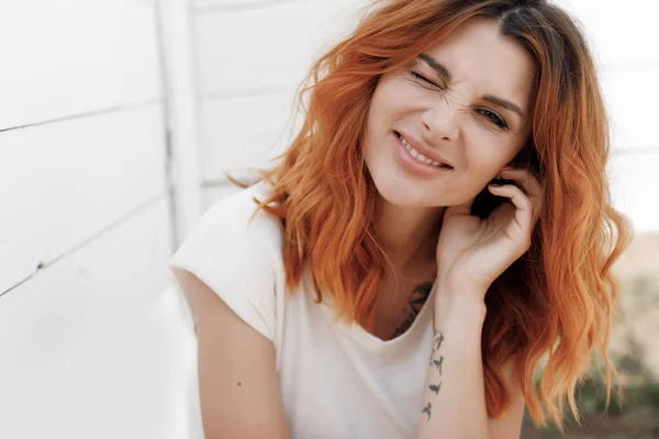 Retrato de uma jovem mulher de gengibre feliz sorridente ao ar livre — Fotografia de Stock