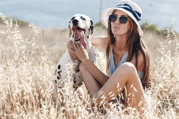 Γυναίκα με σκύλο Δαλματίας σε χωράφι το καλοκαίρι — Φωτογραφία Αρχείου