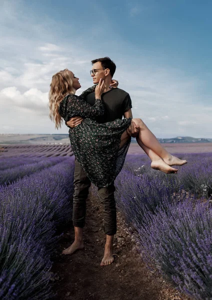 Glücklich Mode Frau und Mann im Freien bei Lavendel — Stockfoto