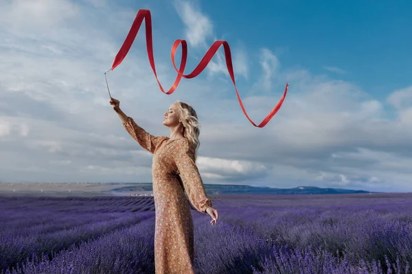 Portrait de mode d'une jeune jolie femme dans le domaine de la lavande — Photo