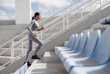 Kadın fitnesinin moda portresini kapat 