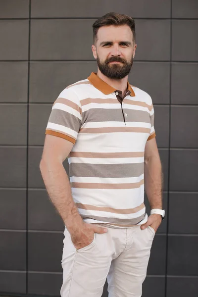 Retrato de un hombre casual con barba al aire libre — Foto de Stock