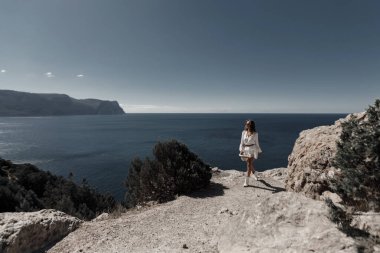 Moda portresi, açık hava şapkalı genç bayan.