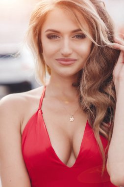 Kırmızı elbiseli mutlu moda kadını