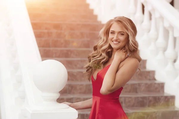 Glücklich Mode Frau im roten Kleid Outdoor — Stockfoto