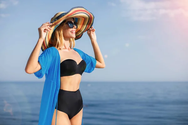 漂亮的年轻女子穿着比基尼在海上玩得很开心。阳光灿烂的夏日 — 图库照片