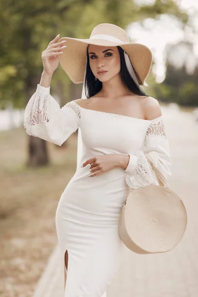ファッション女性のドレスと帽子の屋外 — ストック写真