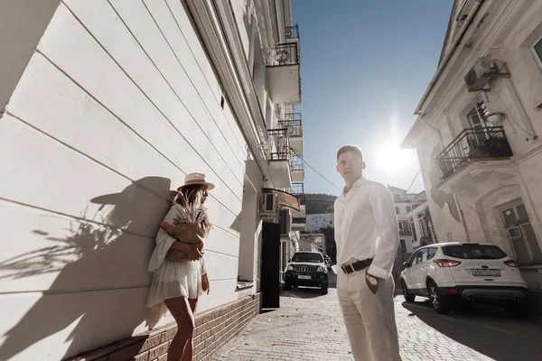 Lifestyle-Verlobung Fotosession junger Mann und Frau in der Nähe von Yachten, Paar in der Stadt — Stockfoto