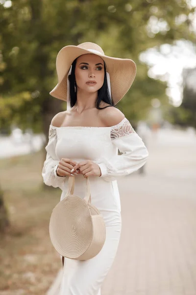 Donna di moda in abito e cappello all'aperto — Foto Stock