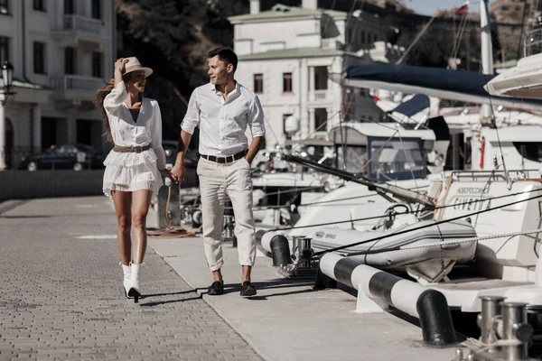 ライフスタイルエンゲージメント写真セッションヨットの近くの若い男性と女性市内のカップル — ストック写真