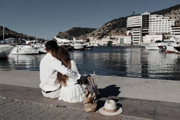 Livsstil engagemang fotosession ung man och kvinna nära båtar, par i staden — Stockfoto