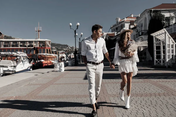 Lifestyle engagement photo session giovane uomo e donna vicino agli yacht, coppia in città — Foto Stock