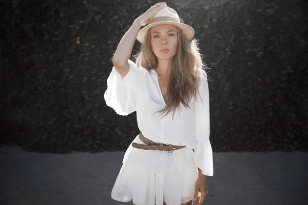 Portrait de mode jeune femme en robe avec chapeau extérieur — Photo