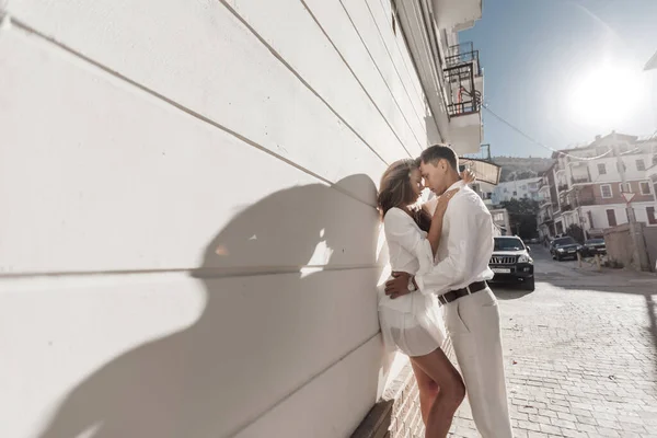 Estilo de vida sesión de fotos de compromiso joven hombre y mujer cerca de yates, pareja en la ciudad — Foto de Stock