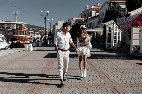 Styl życia zaręczyny sesja zdjęciowa młody mężczyzna i kobieta w pobliżu jachtów, para w mieście — Zdjęcie stockowe