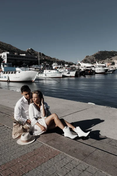 Lifestyle engagement photo session young man and woman near yachts, couple in the city — Stock Photo, Image