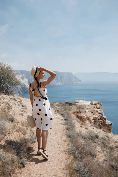 Joven mujer rubia en el paraíso lugar cerca del océano — Foto de Stock