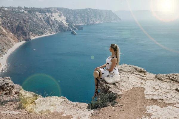 Genç sarışın kadın okyanus kenarındaki cennette — Stok fotoğraf