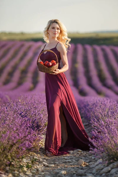 Jovem loira feliz no vestido se divertindo no campo de florescimento de lavanda no dia de verão — Fotografia de Stock