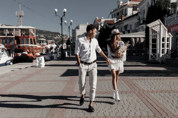Lifestyle engagement photo session giovane uomo e donna vicino agli yacht, coppia in città — Foto Stock