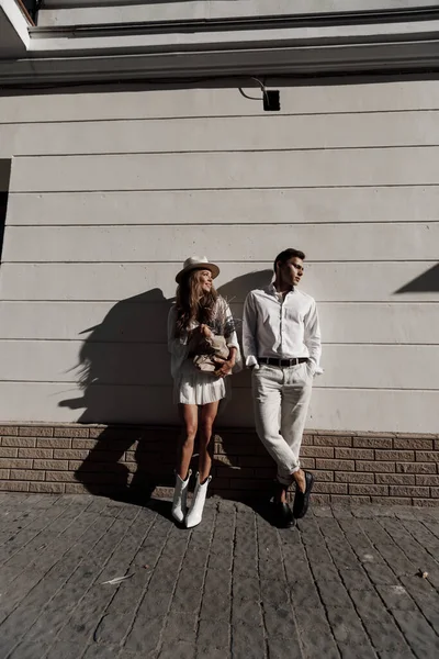 Lifestyle-Verlobung Fotosession junger Mann und Frau in der Nähe von Yachten, Paar in der Stadt — Stockfoto