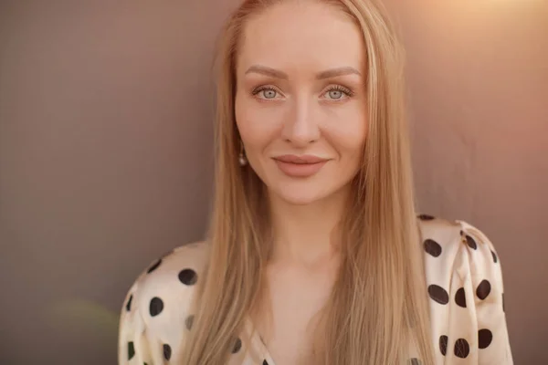 Porträtt av en vacker kvinna med blont hår utomhus — Stockfoto
