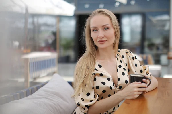 Mujer informal joven en la terraza de la cafetería con taza de café —  Fotos de Stock