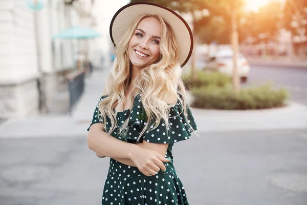 Beautiful smiling woman portrait outdoor. fashion closeup portrait — Stock Photo, Image