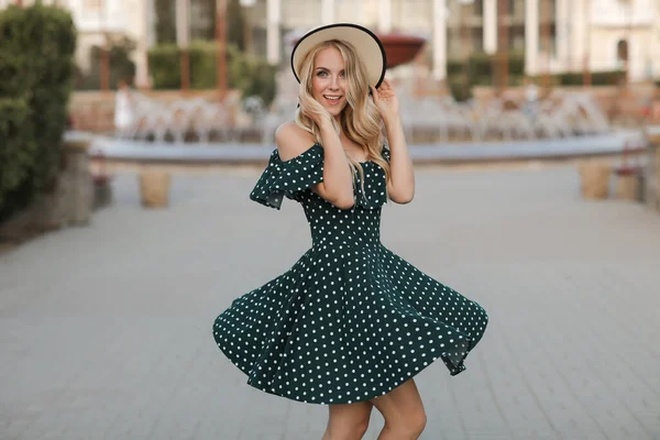 Vacker leende kvinna i klänning med hatt på park utomhus — Stockfoto