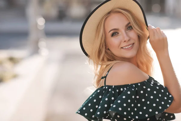 Mulher sorridente bonita no vestido com chapéu no parque ao ar livre — Fotografia de Stock