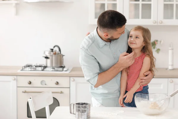 Mutfakta mutlu bir aile. Baba ve çocuk evde yemek pişiriyor ve eğleniyorlar. — Stok fotoğraf