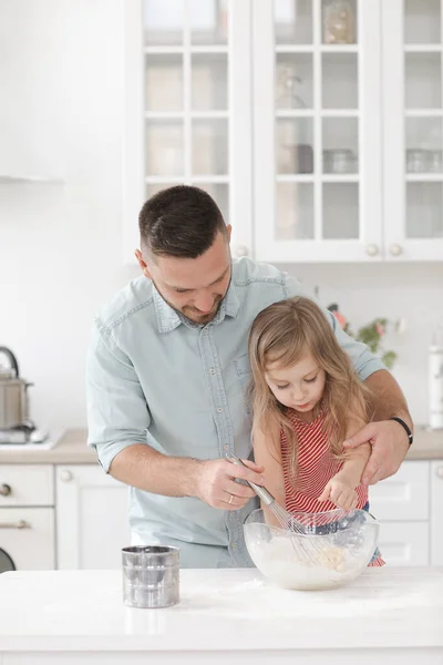Mutfakta mutlu bir aile. Baba ve çocuk evde yemek pişiriyor ve eğleniyorlar. — Stok fotoğraf