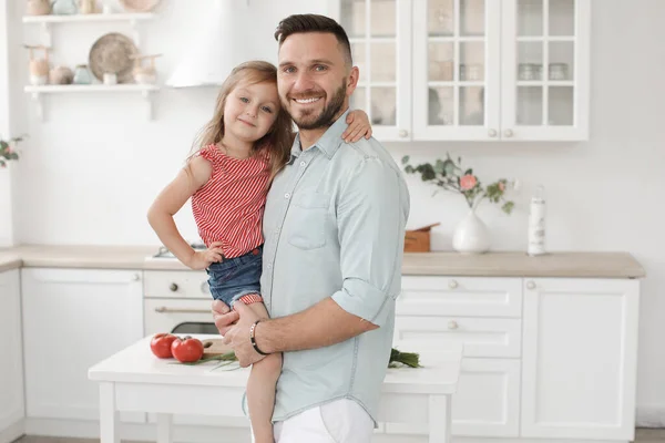 Mutlu bir baba ve kızı evde, mutfakta günlük giysiler içinde. — Stok fotoğraf