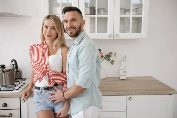 Knappe man en aantrekkelijke jonge vrouw hebben plezier samen in de keuken. Gezond levensstijl concept. — Stockfoto