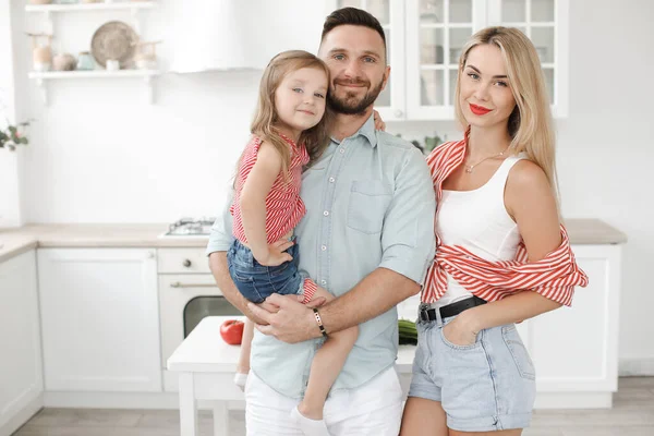 Mutlu bir aile ve kızı evde, mutfakta günlük giysiler içinde. — Stok fotoğraf