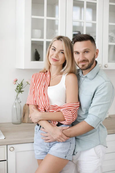 Knappe man en aantrekkelijke jonge vrouw hebben plezier samen in de keuken. Gezond levensstijl concept. — Stockfoto