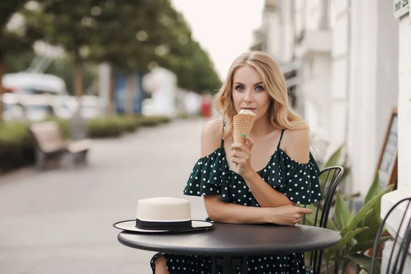 Bella donna felice sorridente ritratto all'aperto al caffè con gelato — Foto Stock