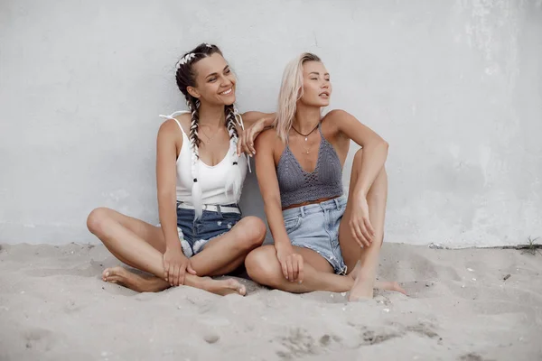 Dos jóvenes hermosas chicas de verano feliz en la playa — Foto de Stock