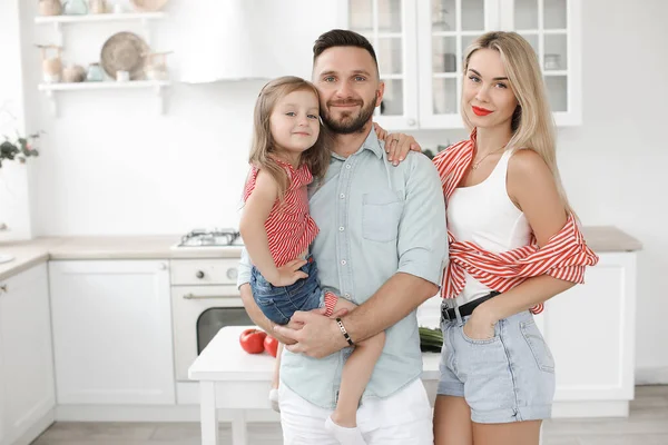 Mutlu bir aile ve kızı evde, mutfakta günlük giysiler içinde. — Stok fotoğraf