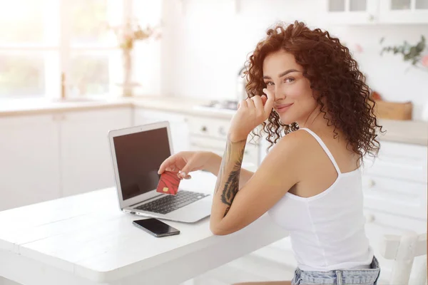 Wanita muda yang bekerja di rumah dengan laptop belanja dan internet berselancar — Stok Foto