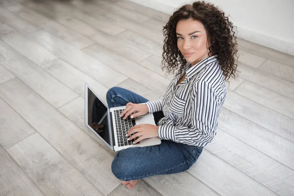 Jovem mulher trabalhando em casa com laptop de compras e internet surf — Fotografia de Stock