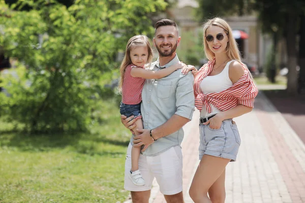 Happy family outdoor w parku — Zdjęcie stockowe