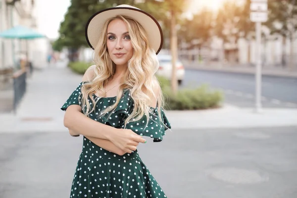 Beautiful smiling woman portrait outdoor, fashion portrait — Stock Photo, Image