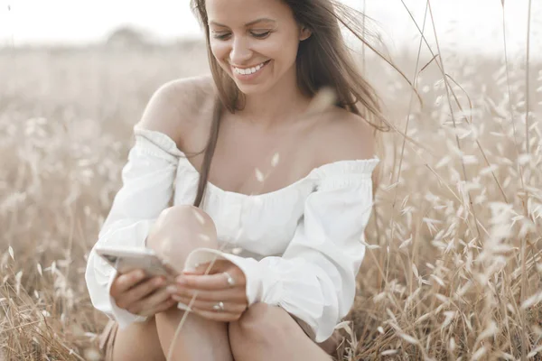 Mulher se divertindo na grama seca ao ar livre no dia de verão. retrato menina feliz — Fotografia de Stock