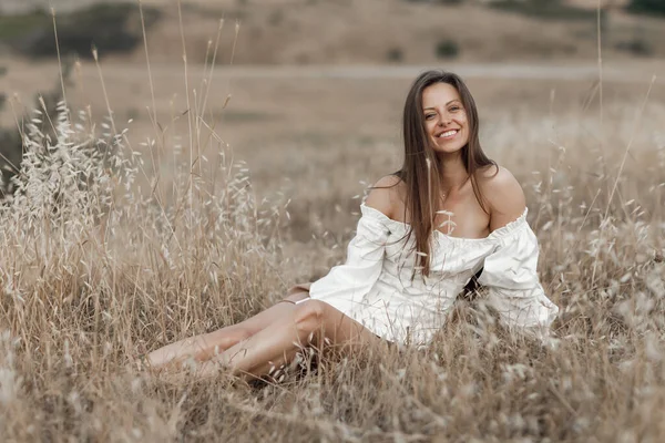 Mulher se divertindo na grama seca ao ar livre no dia de verão. retrato menina feliz — Fotografia de Stock