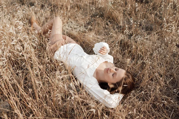 Femme s'amuser dans l'herbe sèche à l'extérieur le jour de l'été. heureux fille portrait — Photo