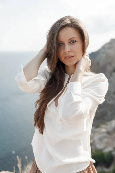 Vacker kvinna porträtt på berg och hav bakgrund. närbild leende flicka — Stockfoto