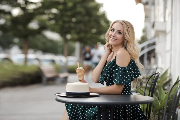 Vackert leende glad kvinna porträtt utomhus på café med glass — Stockfoto