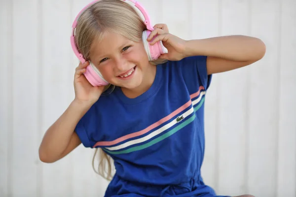 Pěkný dospívající dívka baví venku se sluchátky v létě teplý den. — Stock fotografie