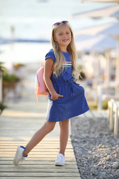 Bonito preteen loira menina ao ar livre no verão — Fotografia de Stock